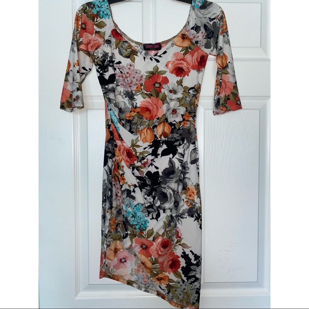 flower dress its a Medium and fits  on a Small